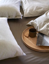 Last inn bildet i Galleri-visningsprogrammet, Høie | Harmoni | Formsydd Laken i Sateng | Valnøtt