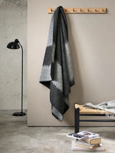 Last inn bildet i Galleri-visningsprogrammet, Matterhorn Ullpledd | 130x200 cm | Koksgrå