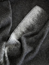 Last inn bildet i Galleri-visningsprogrammet, Matterhorn ullpledd | 130x200 cm | Koksgrå