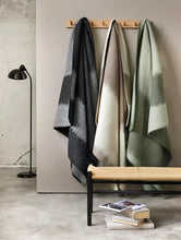 Last inn bildet i Galleri-visningsprogrammet, Matterhorn ullpledd | 130x200 cm | Koksgrå