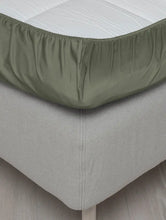 Last inn bildet i Galleri-visningsprogrammet, Høie | Harmoni | Formsydd Laken i Sateng | Dempet Grønn